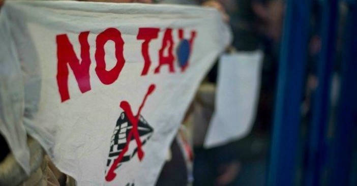 No Tav appiccano un rogo davanti al Varco 1 a Chiomonte: denuncia in arrivo per una cinquantina di attivisti [VIDEO]