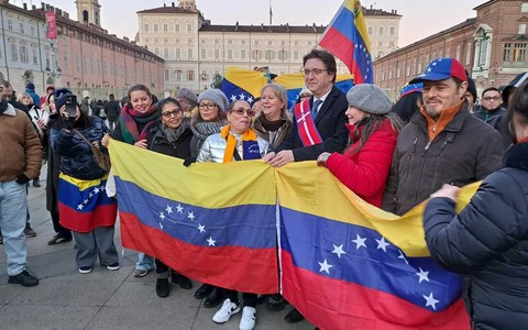 Manifestazione pro Venezuela in piazza Castello