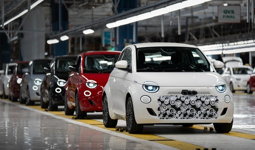 Polemiche sulle assunzioni legate alla nuova 500 ibrida a Mirafiori Polemiche sulle assunzioni legate alla nuova 500 ibrida a Mirafiori