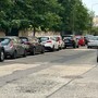 Tracciati gli stalli, da qualche giorno le vetture si sono spostate verso il centro della carreggiata