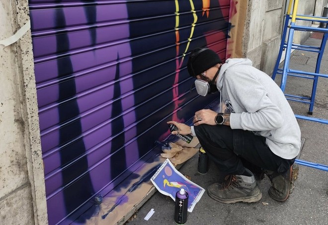 Al via i lavori per le nuove serrande artistiche di via Borgaro