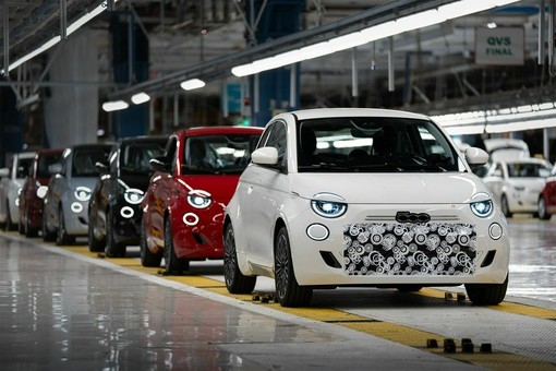 I sindacati lamentano carichi di lavoro eccessivi lungo la catena di montaggio della 500 ibrida I sindacati lamentano carichi di lavoro eccessivi lungo la catena di montaggio della 500 ibrida