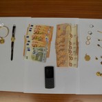 Gli oggetti sequestrati alla truffatrice