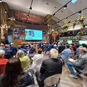 Presentazione e strette di mano in platea