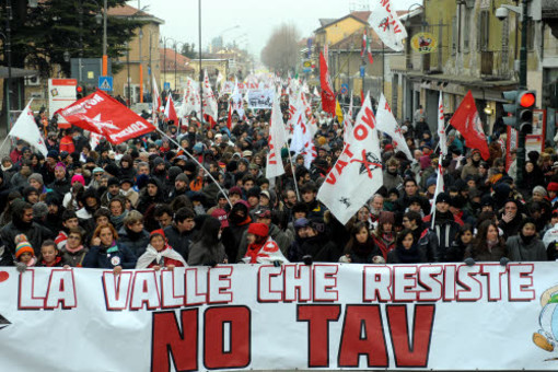 Aggredirono giornalista a corteo No Tav, condannati tre antagonisti a Torino