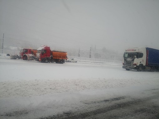 tir e neve in autostrada