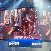 Sinner in trionfo dopo il successo alle Atp Finals del 2025