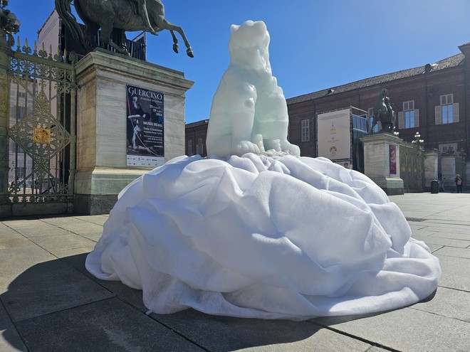 orso polare scultura in piazza Castello