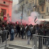Proteste e fumogeni questa mattina all'esterno del liceo Gioberti Proteste e fumogeni questa mattina all'esterno del liceo Gioberti