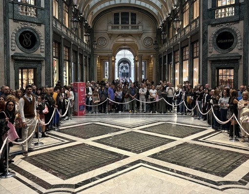 Le persone in coda in Galleria San Federico
