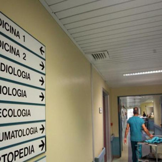 corridoio di ospedale con indicazioni per i reparti