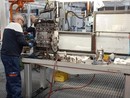 operaio al lavoro in fabbrica