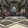 Le persone in coda in Galleria San Federico