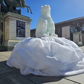 orso polare scultura in piazza Castello