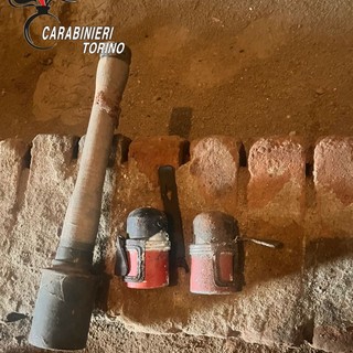 Una granata, due bombe a mano e una pistola: piccolo arsenale della Seconda Guerra mondiale ritrovato in un fienile