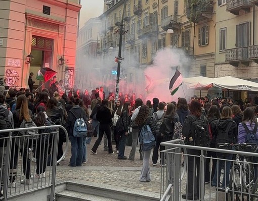 Proteste e fumogeni questa mattina all'esterno del liceo Gioberti
