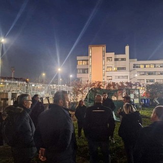 L’orto di Matteo si prepara al Natale: fiori, volontariato e un nuovo arco