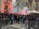 Proteste e fumogeni questa mattina all'esterno del liceo Gioberti Proteste e fumogeni questa mattina all'esterno del liceo Gioberti