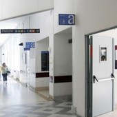 corridoio di ospedale con indicazioni per i reparti