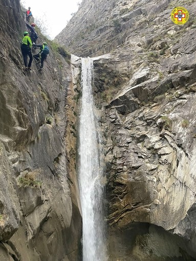 Escursionista rimane intrappolato sotto la cascata dell’orrido di Foresto: salvato
