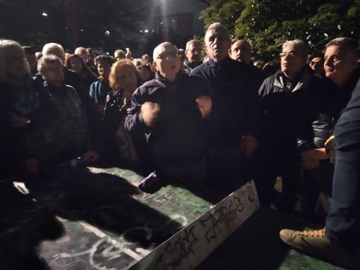 La fuga dei camper da via Rubino. Ma il quartiere esplode: “Torneranno”
