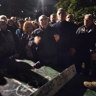 La fuga dei camper da via Rubino. Ma il quartiere esplode: “Torneranno”