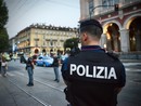 Tenta di rubare un cellulare, fermato prendi a calci e pugni la polizia: arrestato 19enne al Valentino