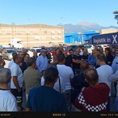 Assemblea dei lavoratori ai cancelli della Primotecs di Avigliana