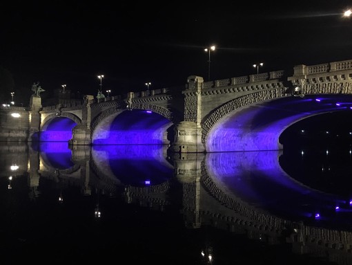 Nuove luci riflesse nel Po: illuminate di azzurro, bianco e verde le arcate dei ponti Balbis, Isabella e Umberto I