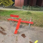 La panchina vandalizzata in piazza Livio Bianco