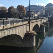 Dopo il restauro, sul ponte della Gran Madre tornano i lampioni storici