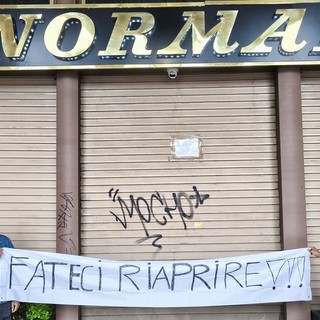 La protesta dei lavoratori davanti al Bar Norman