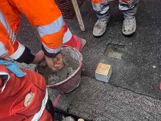 La posa delle pietre d'inciampo