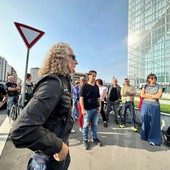 &quot;Vogliamo lavorare, non l'elemosina. Non si può vivere così&quot;. La disperazione degli operai Lear sotto il Grattacielo della Regione [FOTO]