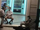 Una lettrice ci scrive: "Parrucchiere abusivo in via Di Nanni opera in strada 24 ore su 24. Tutto normale?" Una lettrice ci scrive: "Parrucchiere abusivo in via Di Nanni opera in strada 24 ore su 24. Tutto normale?"