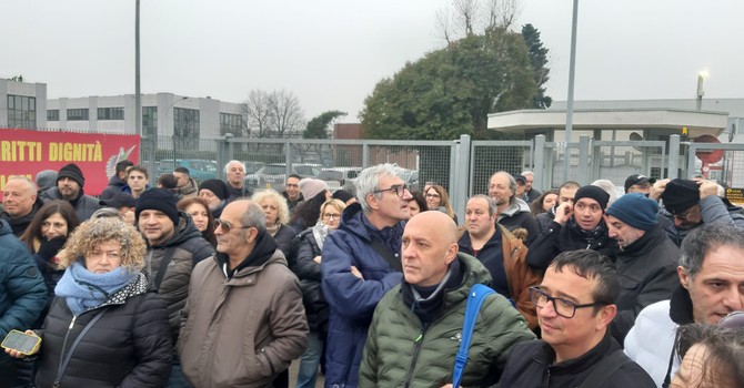 Uno dei presidi dei lavoratori Lear a Grugliasco