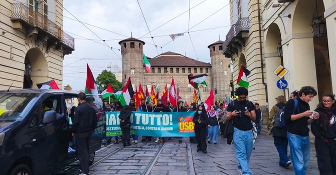 Flotilla abbordata, Torino scende in piazza: "Mobilitazione permanente" Flotilla abbordata, Torino scende in piazza: "Mobilitazione permanente"