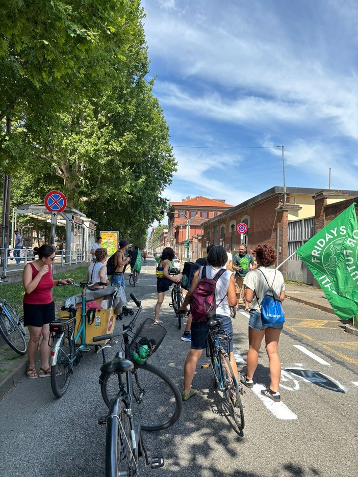 In bici, sfidano il caldo insieme ai cittadini di Vanchiglietta: &quot;Abbiamo bisogno di un sindaco per il clima&quot;