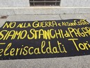 protesta con striscioni