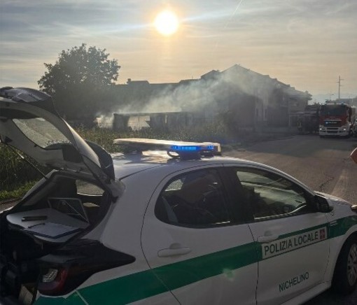Polizia locale e Vigili del fuoco hanno domato l'incendio a Nichelino Polizia locale e Vigili del fuoco hanno domato l'incendio a Nichelino