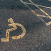 Quattro nuovi stalli riservati: a Villar Perosa cresce il numero di parcheggi per disabili