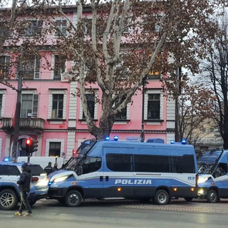 La polizia di fronte al centro sociale Askatasuna