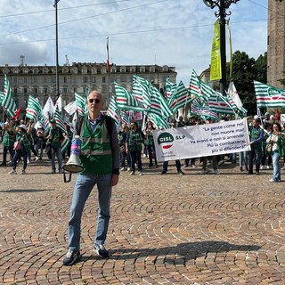 Poste Italiane, il sit-in dei lavoratori in piazza Castello contro la privatizzazione
