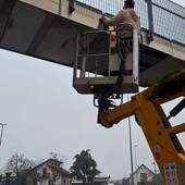 La passerella di Nichelino danneggiata
