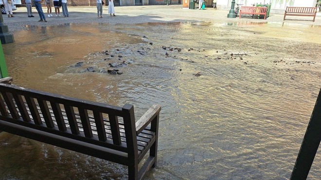 Chivasso, rottura della rete idrica: allagata piazza della Repubblica