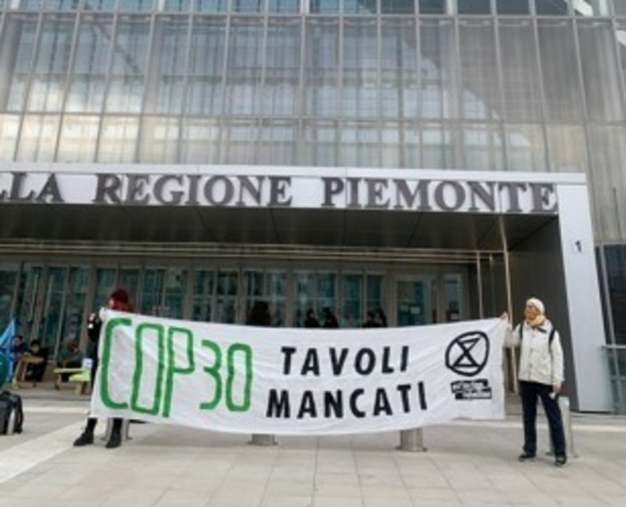 La protesta degli attivisti di Extinction Rebellion davanti alla Regione