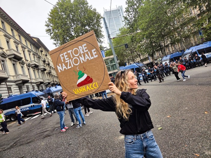"Nessun generale per nessuna guerra": Vannacci accolto dalle proteste a Torino "Nessun generale per nessuna guerra": Vannacci accolto dalle proteste a Torino