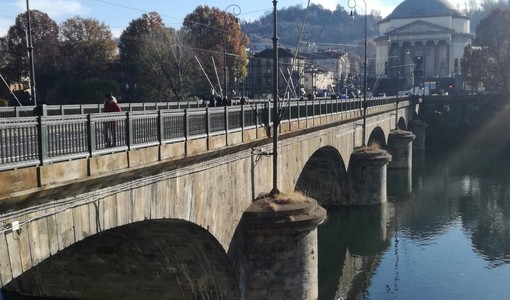 Dopo il restauro, sul ponte della Gran Madre tornano i lampioni storici