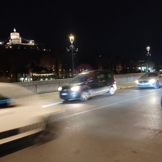 Auto del car sharing in divieto di fermata e contromano: solo per miracolo non si è registrato l'incidente