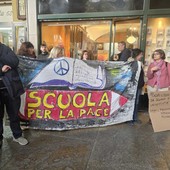 Docenti e studenti in presidio "contro la militarizzazione delle scuole" Docenti e studenti in presidio "contro la militarizzazione delle scuole"